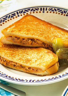 キャベツとツナで作るサンドイッチって間違いないですが、これをカリカリに焼いたホットサンドにするのが最高です。味付けに白だしで旨み加えるとめちゃくちゃ旨い。千切り春キャベツ1 4個に塩小1 2もみ込み水分出たら固くしぼる。春キャベツ、油切ったツナ1缶