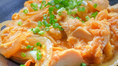 日本たまごかけごはん研究所新感覚親子丼❗️ ごはんにとり天と卵黄のっけたら、美味しくないわけ無いですよね 🤤とり天親子TKG①鶏胸肉100gは一口大に切りボウルに入れ、酒・醤油を各小さじ1 2ずつ、おろしニンニク・おろし生姜を各少々入れて揉み込み、冷蔵庫