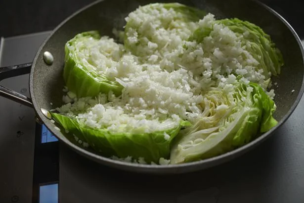 レシピ↓, ■材料, キャベツ 半玉, ミョウガ 2-3個, オクラ 1袋, なめこ 2袋, 塩こん部長人差し指と中指と親指で3回くらい摘み上げるくらい, ごま油 大さじ2−3程度, ■作り方,基本的には動画の通りですが、オクラとなめこの湯で時間は90秒を目安にして下さい！, ■ポイント,・塩分を馴染ませるためにオクラとなめこを先に塩昆布と混ぜ合わせています！, ■感想,