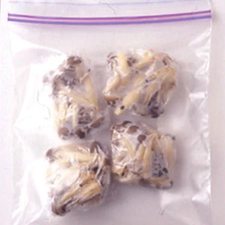 冷凍した方が栄養価も旨みもアップする！, 超簡単な、腸活冷凍ストック。,使用した材料 , えのき２つ, ぶなしめじ２つ, まいたけ１つ,手順 , きのこは洗わないでOKです。, ①えのきとぶなしめじは、いしづきを取ってほぐしておく, ②舞茸はいしづきがないので、そのままほぐしておく,③アイラップやフリーザーバッグに、きのこ類を均等に入れて冷凍庫で保存。, ⭐️保存期間⭐️,