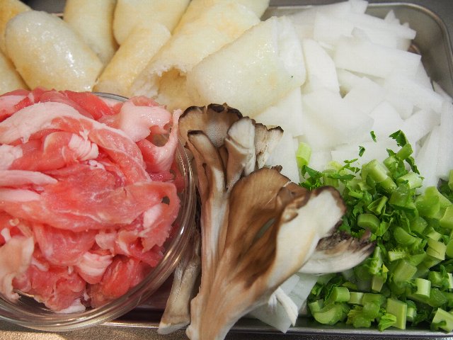 豚肉のきりたんぽ鍋 - 相生産業国賓味彩のタレ＆ソースdeお手軽レシピ