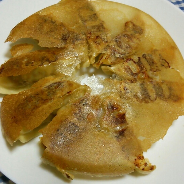 パリパリとした食感としっかりした味でお酒のアテにもなる美味しい餃子の羽根。使うのは小麦粉？片栗粉？美味しいお店のレシピふみの一緒に子育て