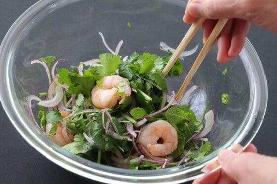 パクチーたっぷりのセビーチェ ペルー風白身魚のレモン〆めサラダのレシピ・作り方