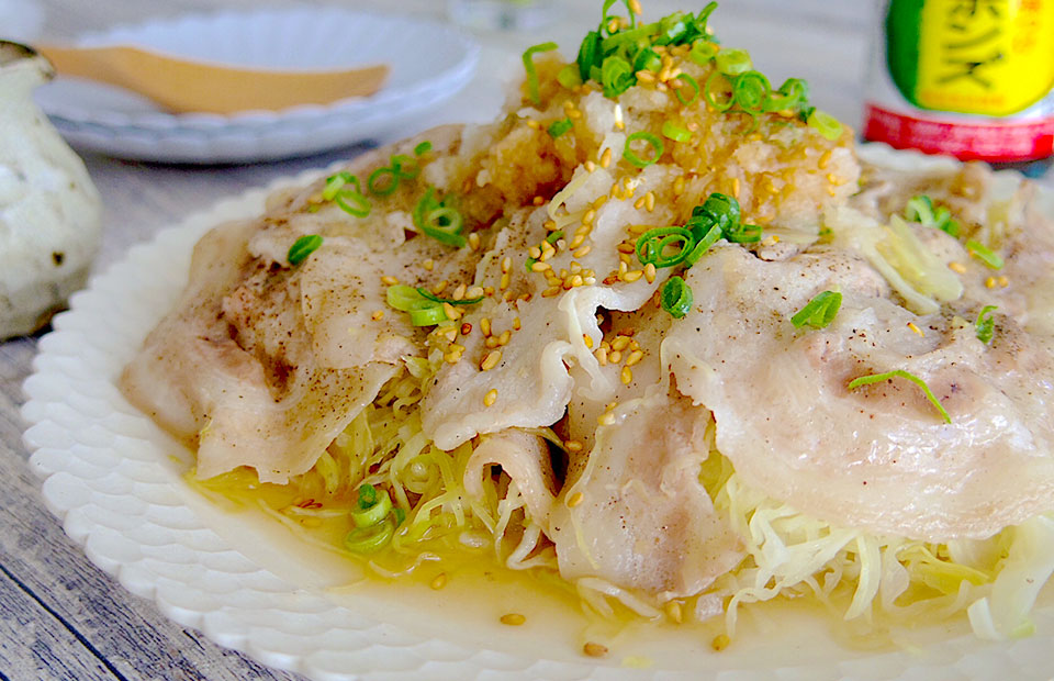 豚バラとキャベツと玉ねぎの甘辛炒め丼 肉も野菜もとれる人気の一品