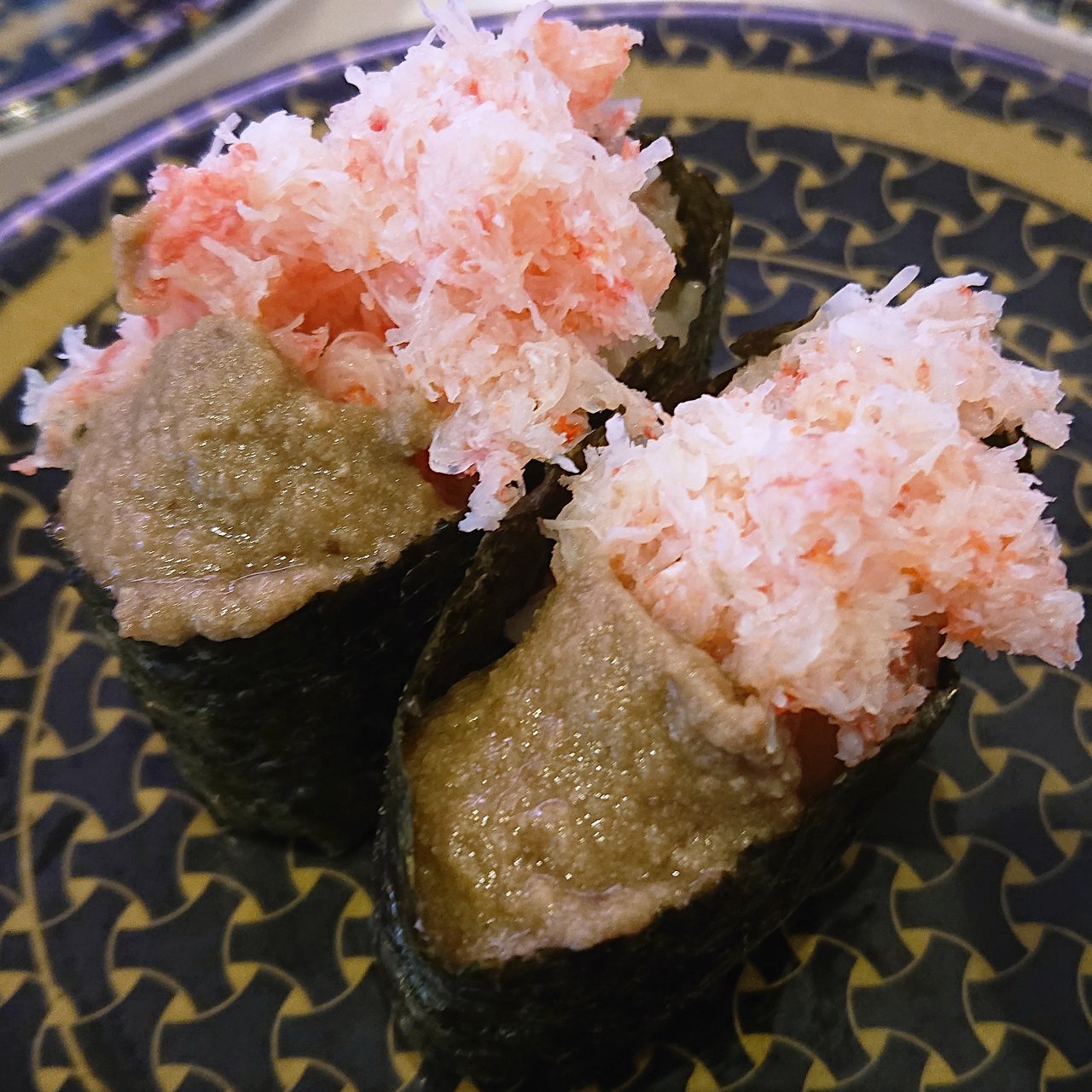 蟹味噌軍艦1カン605円ズワイガニの貴重なミソを軍艦巻にしました。そのままでお召し上がり下さい。 もう1つはズワイガニのミソ をネギを入れて焼を入れました焼くとネギとミソの香りが良く絶品になります。 ・ ・ ・ ・ ・蟹味噌カニミソ カニ味噌蟹ミソ寿司