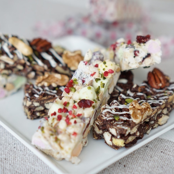 Amazonおやつ・タンパク質補給に！ プロテイン チョコクランチ 6袋 約120個入個包装 スポーツの差し入れに 糖質が気になる方へタンパク質多めのチョコ チョコ屋チョコ屋チョコレート 通販