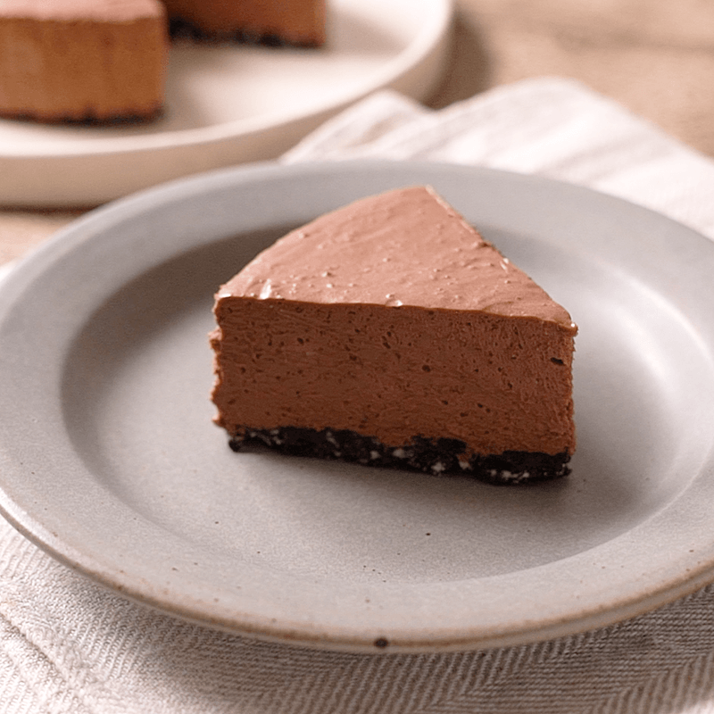 長女が1人で作ってくれたチョコレートケーキ🍰🍫 別の生クリームを泡立ててココアを混ぜたチョコクリームを塗って、チョコを置いて、デコレーションはらくらくホイップを使いました🤗箱から出してすぐにデコれるから本当らくらくですね💗 子供でも上手に絞れるから助かり