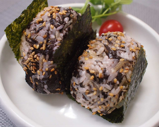 人生初の韓国おにぎりチュモッパ作り。, 片手でおにぎり握るって意外に難しい😂, 見た目は置いておいて、味はとっても美味しかった！,笑いながら頂く食事は、心身共に元気になる🫶,楽しく食べると、副交感神経が優位になって消化機能がしっかり働いて、必要や栄養素を効率よく吸収できるそう🫰, 食事は楽しくいただきましょ😉,しかし、きちゃない出来上がり😂,チュモッパ,韓国料理