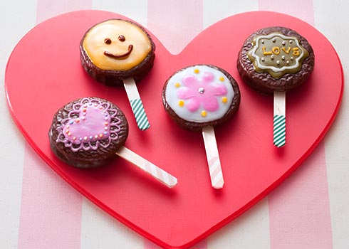 レースやリボン、水玉を描いて楽しい！いつものチョコパイがバレンタインスイーツに早変わり - レタスクラブ