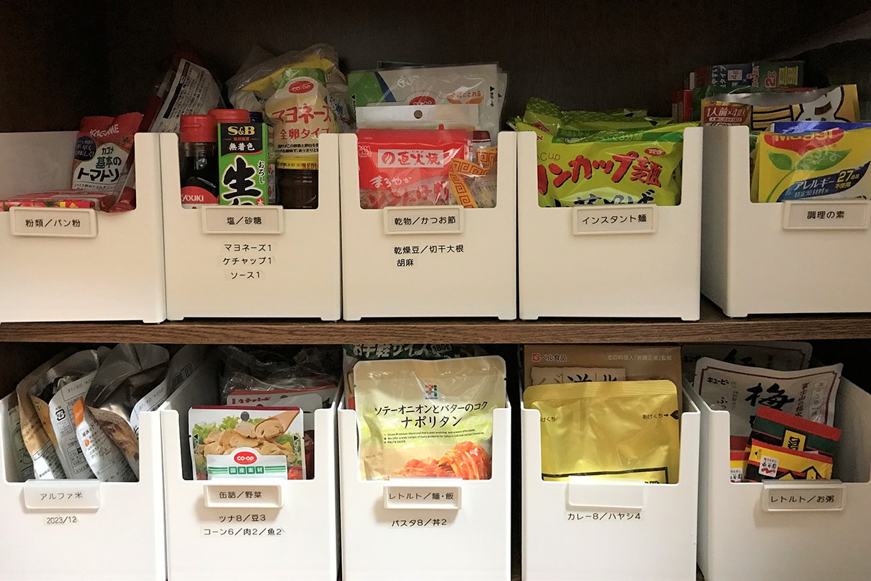 すぐに取り出せて管理もばっちり！お菓子＆缶詰＆レトルト食品のストック術RoomClip mag暮らしとインテリアのwebマガジン