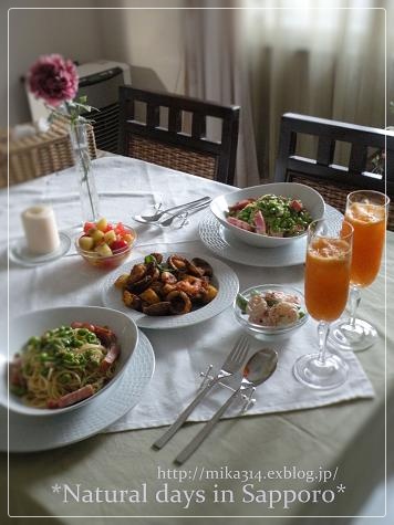 夫の誕生日パーティー🎉 サッカーボールケーキだけど 息子の誕生日ではありません。笑 44歳おじさんの誕生日です🤪 本当は明日が誕生日なんだけど明日は帰りが遅いらしいから1日早くパーティーしました🥳 ケーキは生クリーム2色作るのが面倒で だんだんとやっつけ仕事に