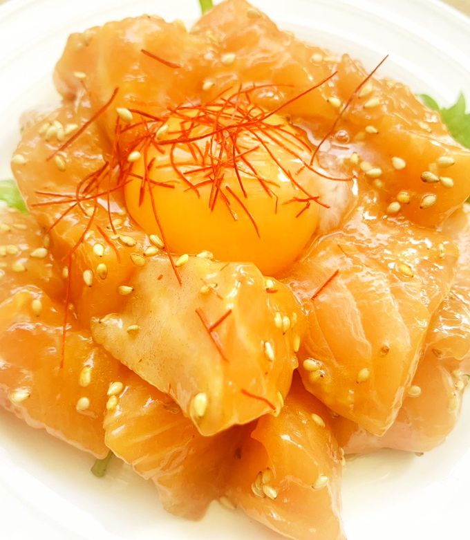 スモークサーモンユッケ