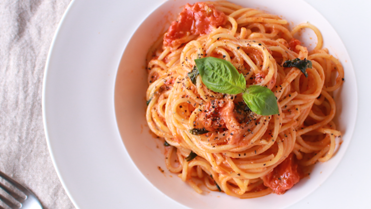 とん〻おうちごはん記録11 12の夜ごはん🍅 ✴︎鱈のトマトクリームソース ✴︎野菜と卵のコンソメスープ ✴︎ごはん 今日はパスタのときに 余ったトマトソースで洋風です！ スイス行ったときに買ったトマトソースがかなりあっさりだったから 味足して、クリームチーズも