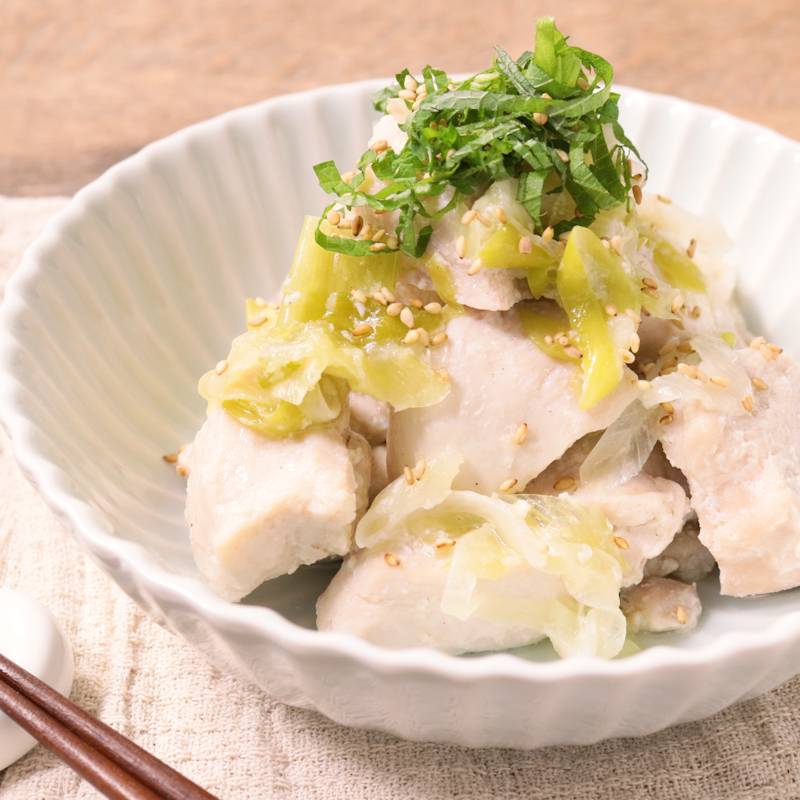 ▶︎▶︎作り方はスワイプ👉レシピあり🚩𓇼 𓆡 menu ! ⋈鶏むね肉の蒸籠蒸し ⋈醤油麹ダレ ⋈大根葉の混ぜご飯⋈千切りキャベツと人参の味噌汁 ⋈レンコンのニンニクソテー🧄 〰︎〰︎〰︎ 久々にレシピを載せてみました〜！ 寒くてキッチンに立つのが辛い冬、 蒸籠