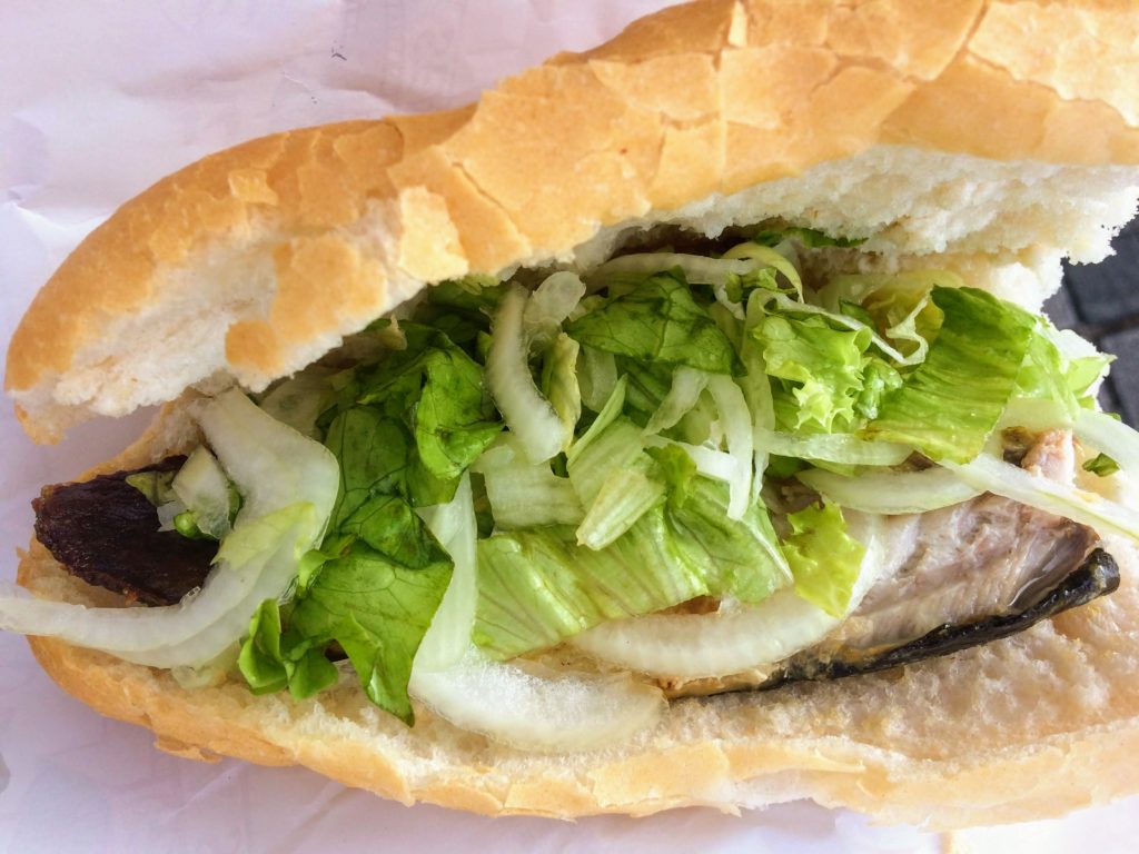 トルコのジャンボな鯖サンド 半身をバゲットで大胆にNIKKEIリスキリング