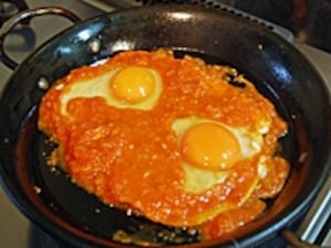 ウエボスランチェロス、肉、豆、ノパル、揚げたオオバコを粘土皿に入れました。典型的なメキシコ料理。の写真素材・画像素材 Image 191562454