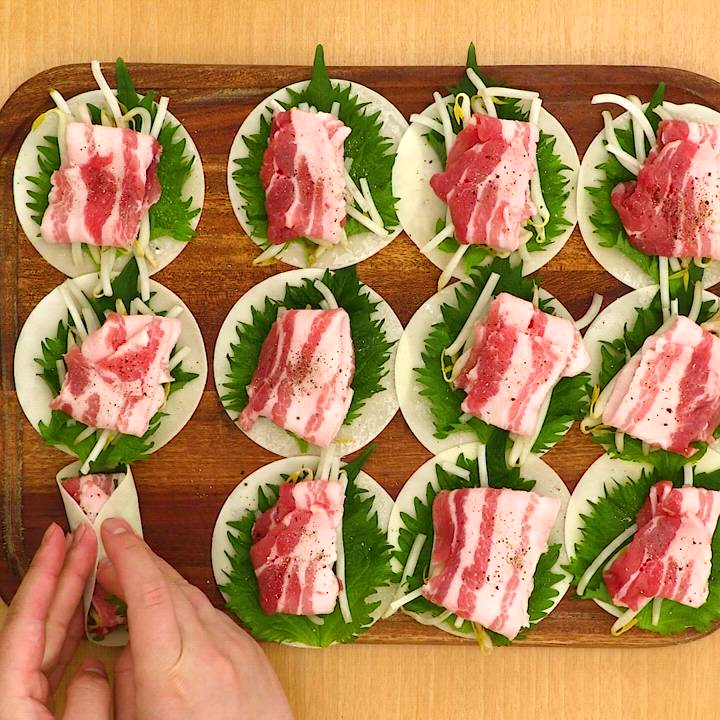 豚肉と青じそをぎょうざの皮に包んで焼くだけ！簡単一口餃子です。「味ぽん」の柑橘の爽やかさがよく合う一品です。節約レシピ TikTokレシピ 簡単レシピ 時短レシピ 味ぽん 豚こま 包丁不要