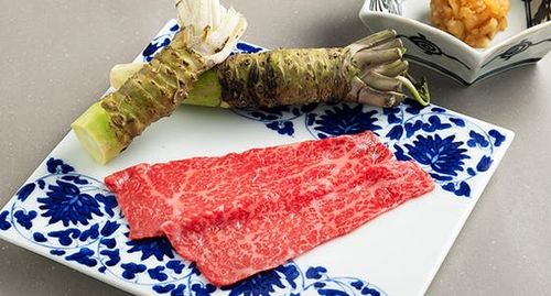 8席のオシャレ空間♪ 赤い壁がオシャレなカウンター8席の店内