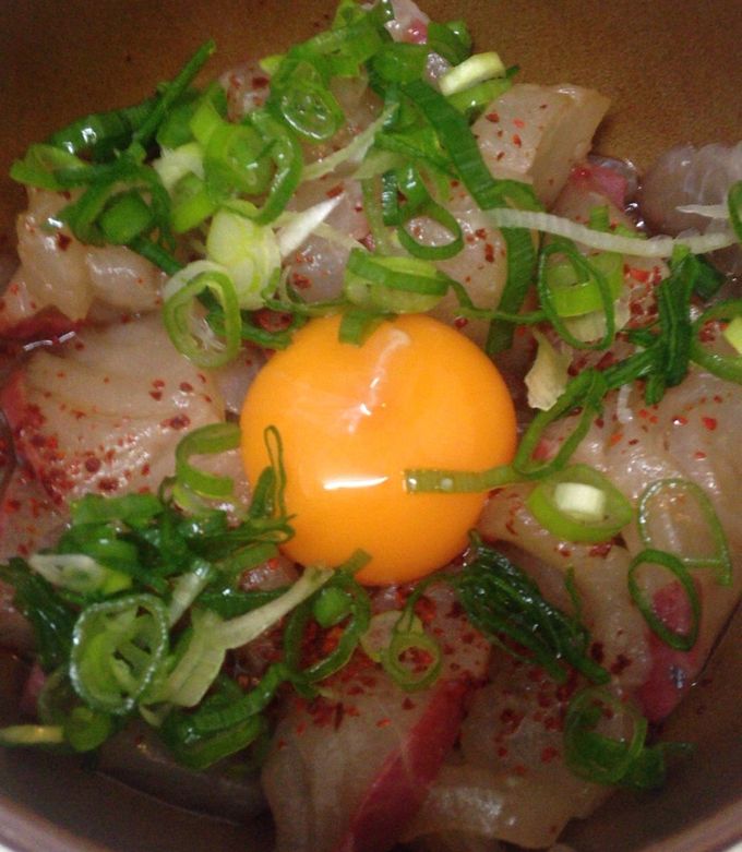 本格的な海鮮ユッケ丼 サーモン、たこ、ぶり