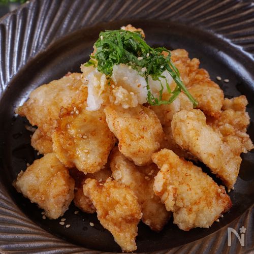 レシピあり🐣 今日は「しっとり鶏むねの梅大葉ポン酢」 🙋‍♀️さっぱりおいしいね。 🙋‍♂️梅ハイ用の梅があったからね😁笑 *フライパンに入った画がおいしそうに 撮れたので今日は1枚目に📷 * 鶏むねを梅と大葉でさっぱりと・！ ポン酢で簡単仕上げの1品を今夜はご