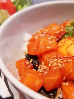 サーモンユッケやっこ