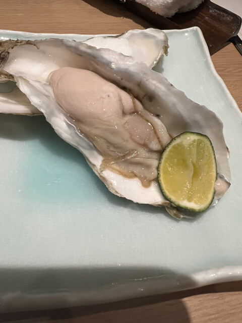 おでん🍢〜 乃木坂にある つみれ さん @tsumire_oden とにかく優しいお味🤤 『沁みた〜』 一品一品ご丁寧に出してくれるのでじっくり堪能して食べれます。 初めて飲んだ熱燗の出汁割り🍶 美味しかったです^_^ 料理と日本酒が合いますね。おでん熱燗乃木坂