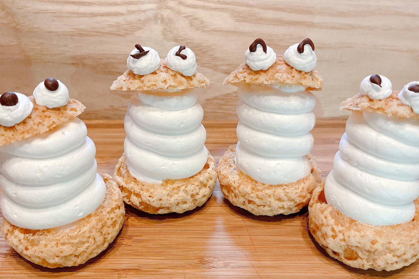 日本一美味しい超濃厚抹茶シュークリーム🍵 , 名古屋円頓寺商店街にある『cafe MARU』, 旅行系インフルエンサー『MARUさん@marurincho.official』が手掛けるおしゃれで人気のカフェ✨️, 今回注文したのは期間限定の抹茶のシューアラクレーム 750円 ,クッキー生地にシュガーをコーティングした特製のシュー生地に, カスタードと生クリーム宇治抹茶を合わせた,