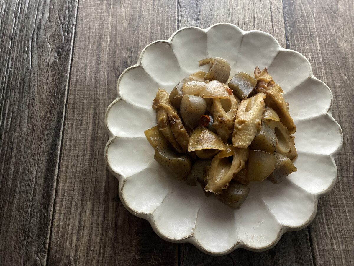 ごぼうとこんにゃくとちくわの味噌炒め