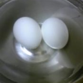 ゆで卵の殻がうまくむけずボロボロ 。面白いほどツルンとキレイにむける「ゆでる前の工夫」