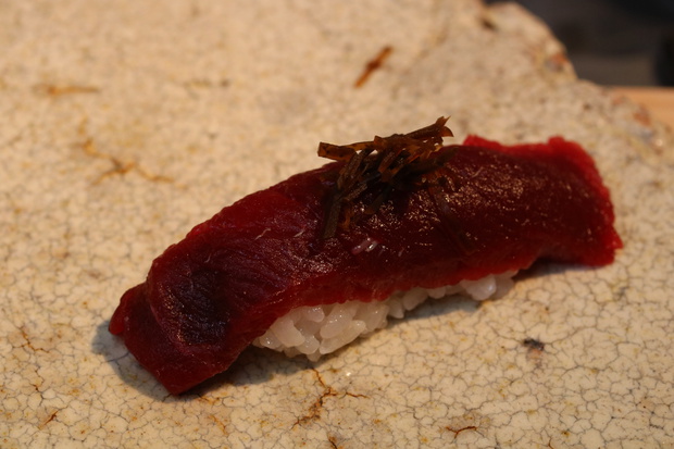 本日は仕入れから, お刺身用のミンククジラです♪, 魅力はなんと言っても栄養価が高くて低カロリーなとこです。,バレニンと呼ばれる成分は疲労回復や疲労しにくい体を作るのに役立つそうです。,当店でも滅多に入荷しませんが、ある日はお刺身の盛り合わせに入ったりします。, 入荷日に来店された時は是非お試しあれ♪,居酒屋,京橋二刀流,海鮮,日本酒,創作料理,京橋,京橋居酒屋,