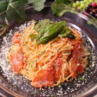 🍑丸の内📍レゾナンスさん,期間限定 桃の冷製カッペリーニ 宝桃園 2300円、ドリンク付。, 今年も桃のカッペリーニが始まりました。,🔸冷製スープエストラゴンにオリーブオイルを合わせたもの。少し薬膳チックな味、身体に良さそう。, 🔸パスタ ヴィネガーの強い酸味、フレッシュなトマト、生ハムの塩味と対比されて桃の甘さが一層引き立つ。今年頂いた中で一番の桃。,レゾナンス桃のカッペリーニ