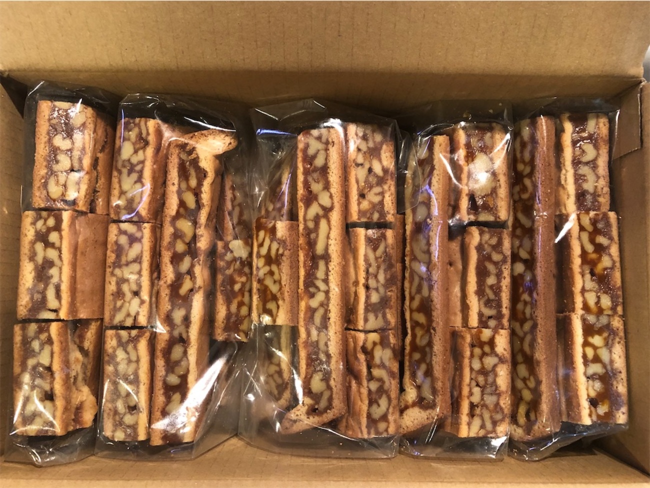 鎌倉紅谷『クルミッ子』とカルディ『くるみとキャラメルのクッキー』を比較！伝統菓子エンガディナー風 - 旅するエスプレッソ