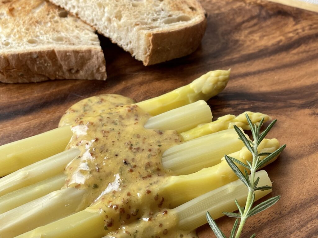 ホワイトアスパラの茹で方は簡単！皮や茹で汁も料理に使える食・料理オリーブオイルをひとまわし