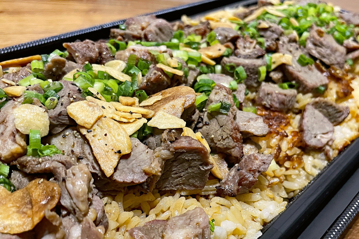 コストコのビーフガーリックライスはニンニク醤油とバターの味が病みつきになる美味しさ！│TASTY TIME テイスティータイム