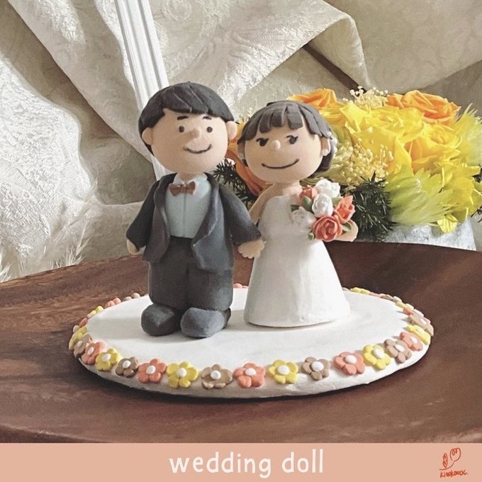 ケーキトッパーでウエディングケーキをふたりらしく！ メッセージやフィギュアのデザインアイデア