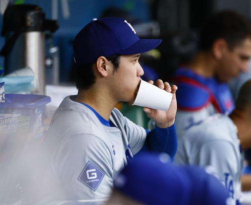 大谷翔平と同じく、ヒマワリの種の殻を紙コップに吐く一平ちゃん 水原通訳 - YouTube