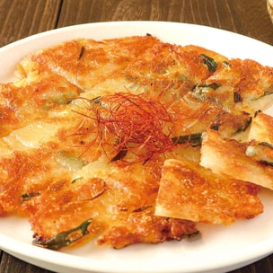 簡単キャンプ飯 コンビニシーフードミックスで作る「海鮮チヂミ」は簡単なのにプチ贅沢な気分が味わえる！ おかずにもおつまみにも最高！ロケットニュース24