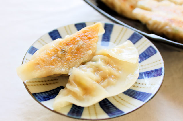 大阪王将、肉ニラと餃子がのった「俺の餃子丼」を関西限定販売開始。テレビ番組とのコラボ企画で実現