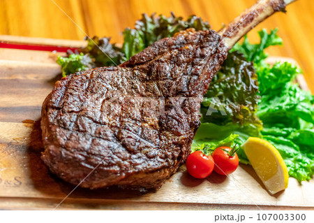 トマホークステーキ 牛肉 一本 1kg～1.25kg骨の部分を手に持って豪快に肉にかぶりつく、所謂アニメ肉の代表格