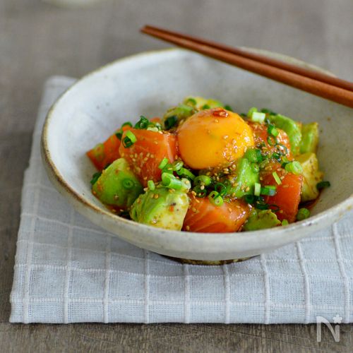 サーモンユッケ丼