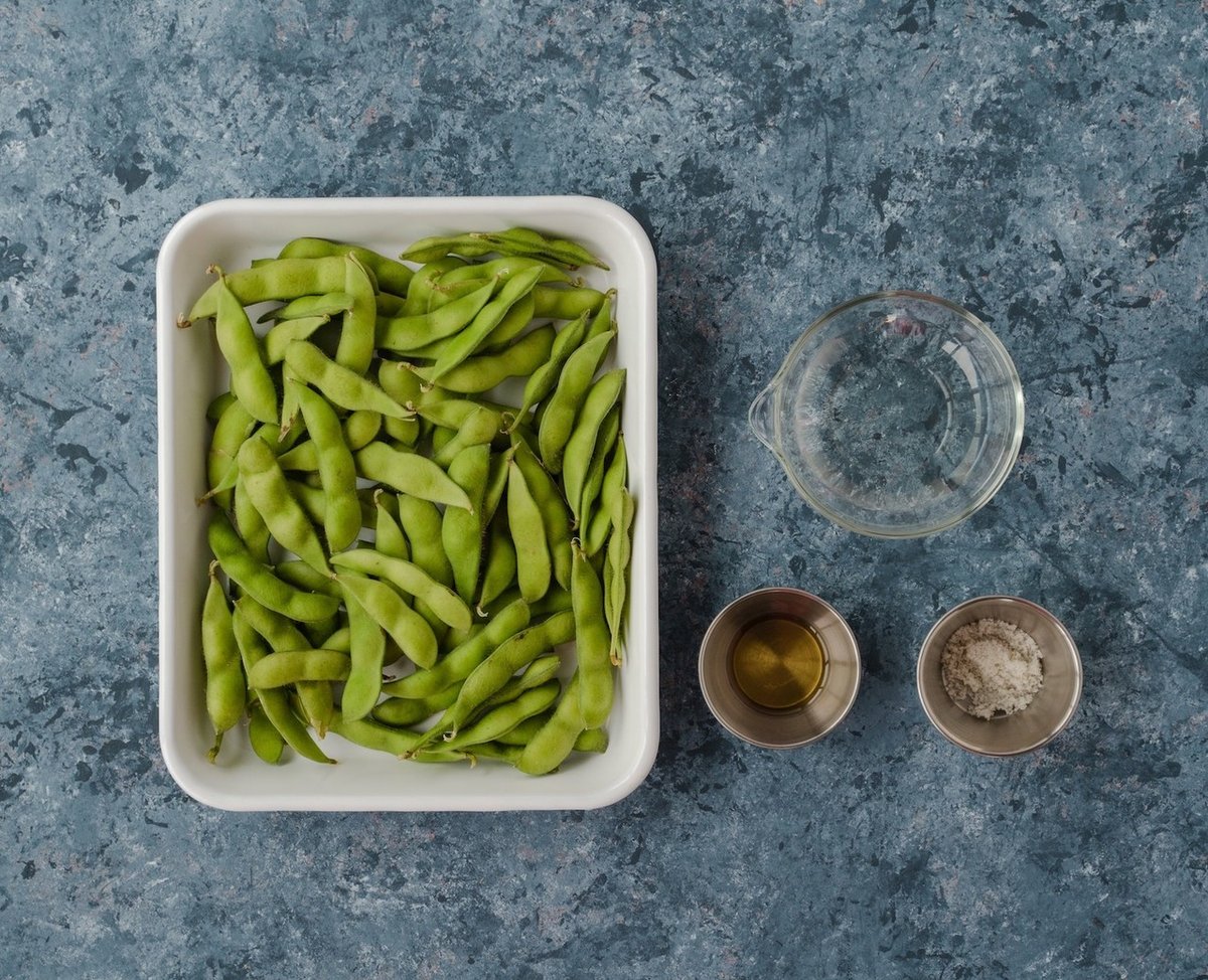塩の上手な使い方でさらに美味しく枝豆の茹で方🎐💚 今が旬の枝豆を美味しくするには 塩の使い方とちょっとしたひと手間がポイント👩‍🍳🧂💚さやの両端を少し切って豆に塩味を入れる 💚枝豆としっとりタイプの 伯方の塩粗塩 を 揉み込んで塩味をつけながら、枝豆の