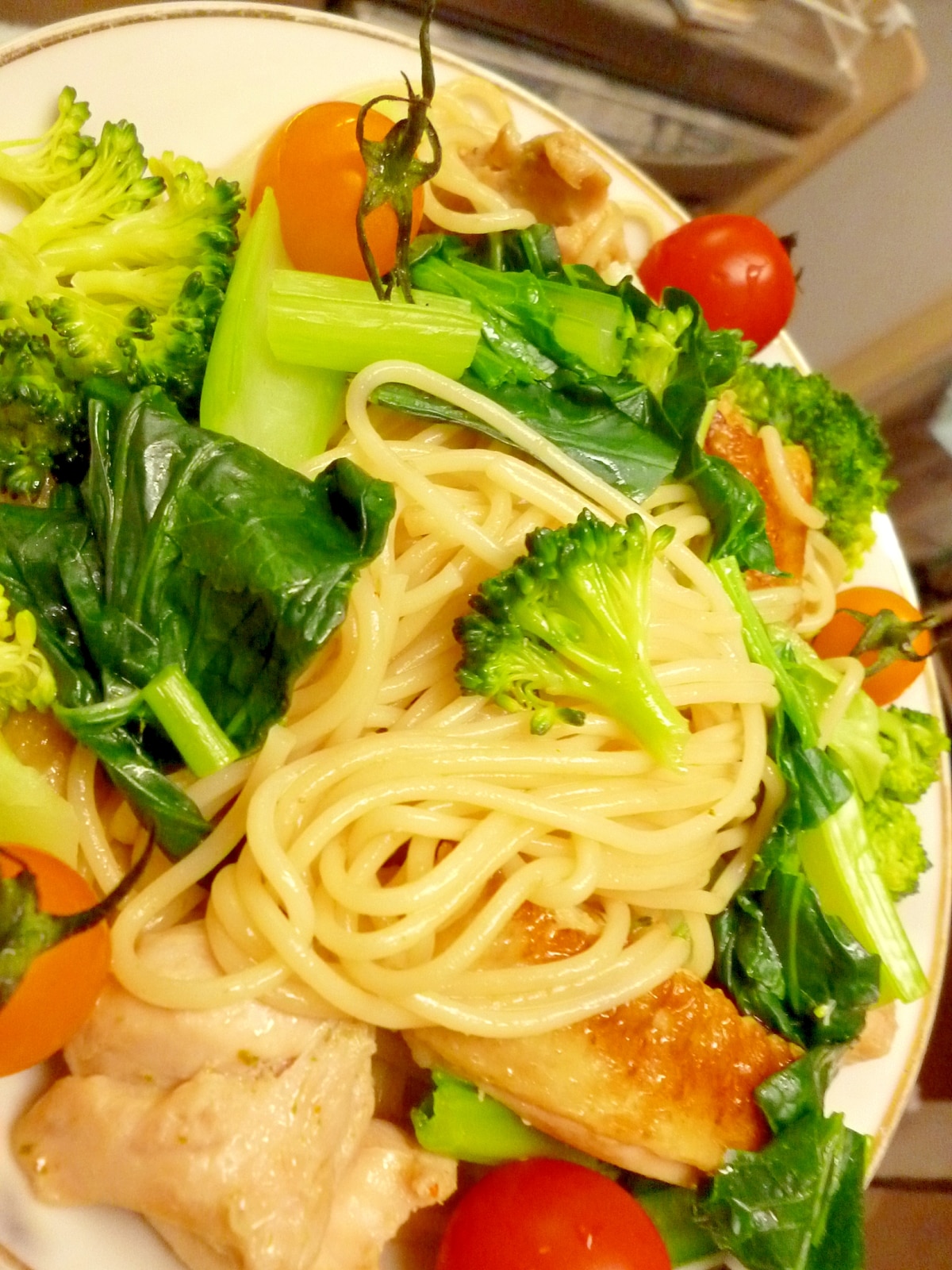 晩ごはん記録 ◉バジルパスタ ◉チキンステーキ ◉おからサラダ 昨日の投稿の続きで 『大分の空むさし』で購入したバジルでペーストを作ってみた♪ もちろん パスタに使うよね✨ バジルの風味が強くて香りが良き🥰 ワインが進んじゃう🥂 あとは毎度の定番メニューだけどね