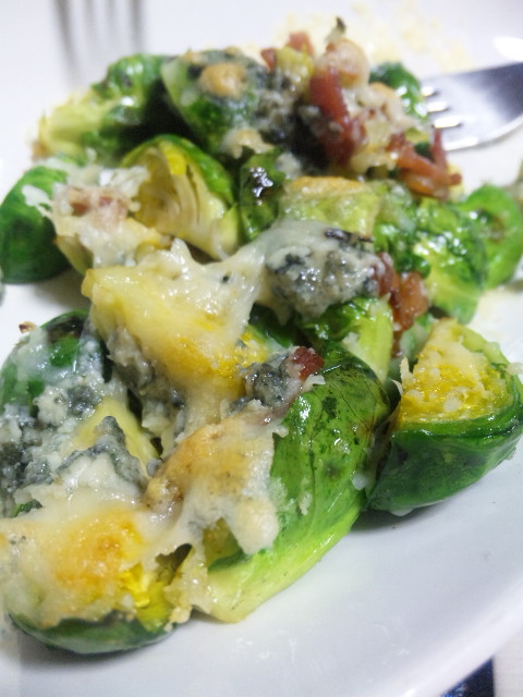 甘みがギュッ「芽キャベツの素揚げ たらこクリチディップ添え」のレシピ