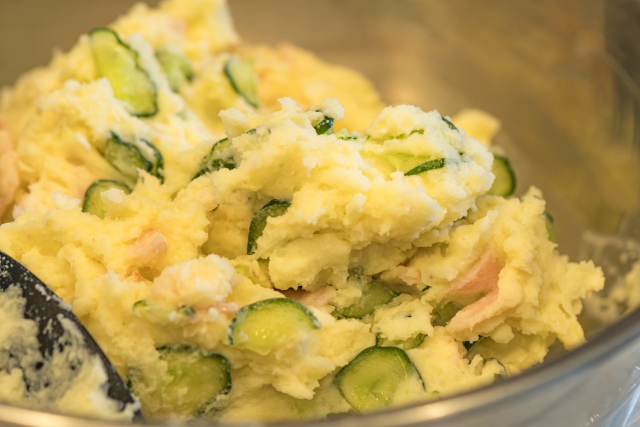 プロに学ぶレシピ『マヨネーズなし！濃厚ベーコンポテトサラダ』コウケンテツさんレシピ参考。いそがばまわれ