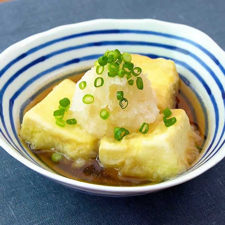 カリっと揚げ焼き☆フライパンde揚げ出し豆腐 香り高いごま油で外はカリっと揚げ焼きに、中はふわふわに仕上げる揚げ出し豆腐レシピです。 豆腐にしみ込んだお だしがじゅわっと広がり、口当たり軽やかな糸削りのかつお節がふわりと香ります♪ ＼作ってみたい！と思っ