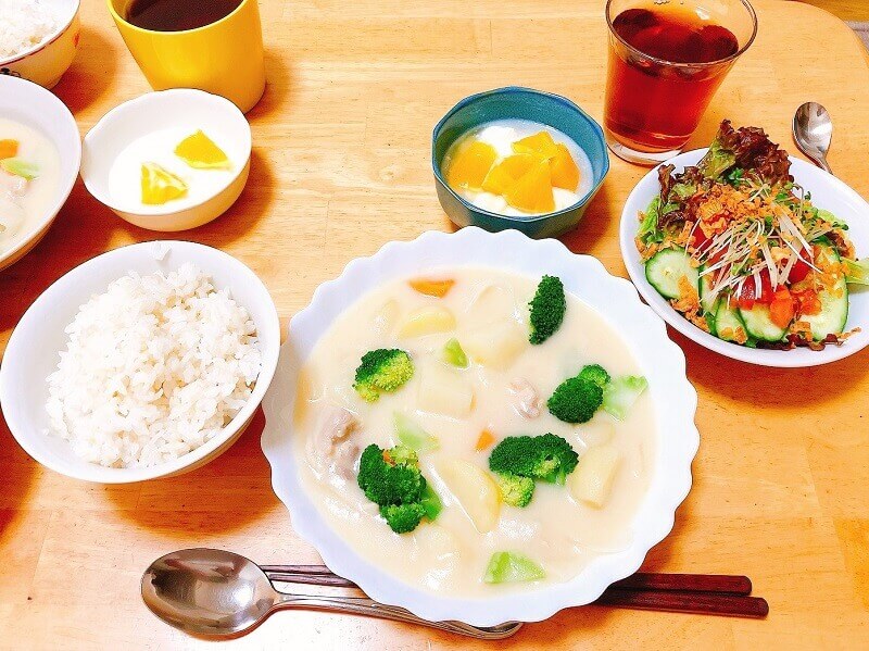クリームシチューがメインの献立案！オススメのおかずや付け合わせも紹介！CHIKO-MESHI