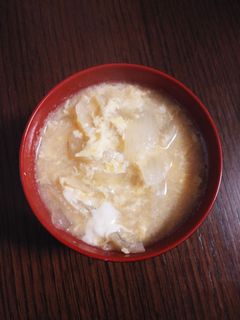 ブロッコリーと人参 玉ねぎのお味噌汁 ⁡ 人参が半分余ってて 5cmの短冊切りにして 微妙にもう少し余ったので あとは半月切りに。 初めから半月切りにすれば良かったんだけどね 😅🌗 ⁡ ブロッコリーも余ってた半分を 生のまま茹で煮にして、 半端野菜処分の一杯でした