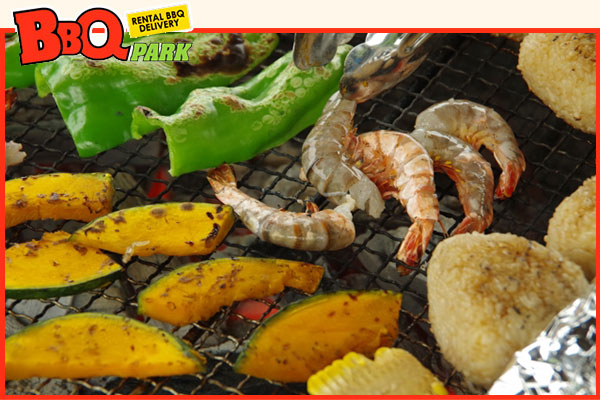 子どもと楽しく作れる！「串焼き肉巻きおにぎり」のレシピ - キャンプ料理レシピHondaキャンプHonda公式サイト