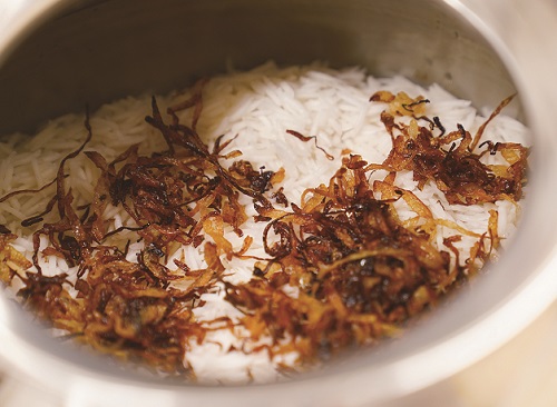 炊飯器ビリヤニ , 敗北をもぎとって、フライドオニオンにした方がおいしいです。, 覚書 材料4人分 , ・バスマティライス 2合 浸水する 300g, ・鶏もも肉400g, ・水300ml, ・ヨーグルト50g, ・トマト 1 2個, ・フライドオニオン20g,自作する場合は、玉ねぎ1個200g分を使う , ・にんにく、しょうが1かけ すりおろし , ・ピーマン1 2個,