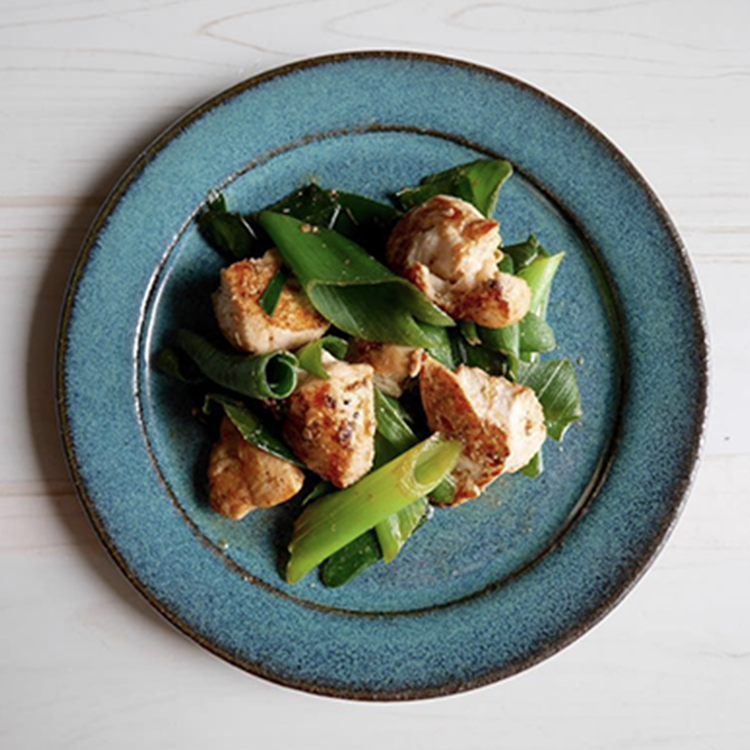 ただ焼くだけで旨すぎる😋！, ⁡, 「名古屋風スパイシーチキン」, ⁡ 2人前 , ・鶏もも肉1枚 300g , ・片栗粉 大さじ2, ・塩、こしょう少々, ・醤油大さじ1.5, ・みりん大さじ1.5, ・砂糖小さじ2,・おろしにんにく小さじ1, ・こしょう、いりごま, ＿＿＿＿＿＿＿＿＿＿＿＿＿＿＿＿,